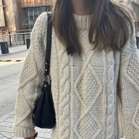 Rory Gilmore Sweater, Gilmore Sweater, Rory Gilmore Hair, Jumper Outfits, Cold Outfit, Cute Jumpers, Modest Outfit Ideas, Downtown Outfits, Fall Outfit Inspo