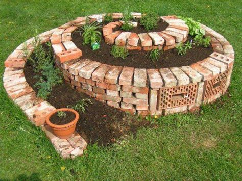 How To Build A Herb Spiral Landscape Designs, Ideas Para Decorar Jardines, Herb Spiral, Spiral Garden, Small Vegetable Gardens, Jardim Diy, Bamboo Garden, Backyard Vegetable Gardens, Small Backyard Gardens