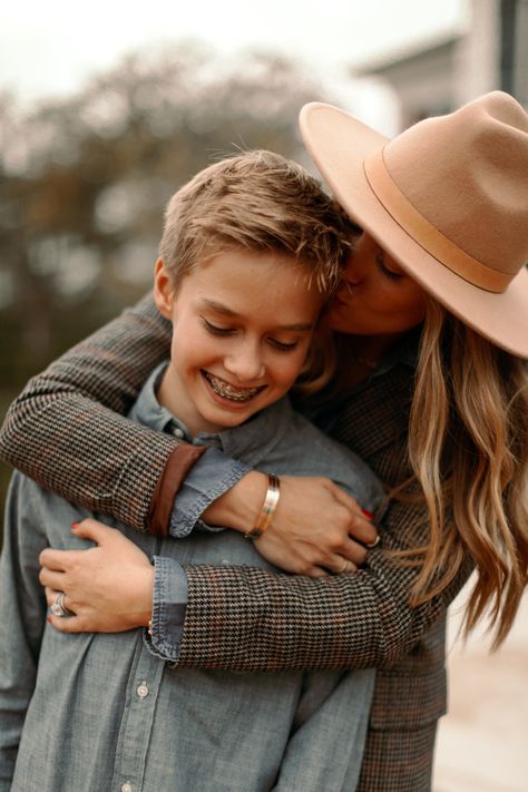 Mum And Son Photos, Mom And Siblings Photoshoot, Family Potrait Aesthetic, Mama And Kids Photoshoot, Mother & Son, Single Mom And Son Photo Ideas, Mom And Teenagers Photoshoot, Spring Mom And Son Photos, Mother’s Day Photoshoot Ideas With Son