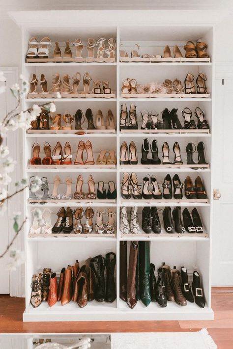 Declutter Clothes, Organized Aesthetic, Lots Of Shoes, Closet Hallway, Clever Closet, Jenny Cipoletti, Casa Loft, Dream Closet Design, Closet Shoe Storage