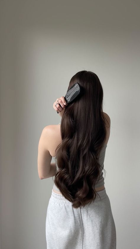 Laura Spiessmacher (@lauraspiessmacher) • Instagram photos and videos Rambut Brunette, Hair Motivation, Long Shiny Hair, Thick Wavy Hair, Long Healthy Hair, Summer Haircuts, Hairstyles For Layered Hair, Hair Vitamins, Foto Poses