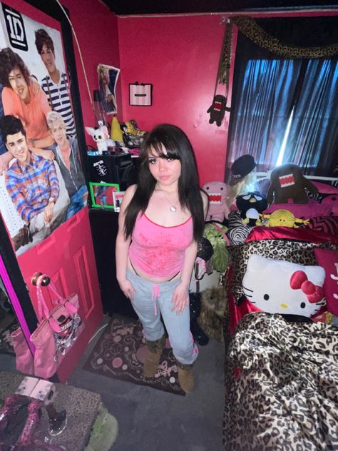 2000s Dorm Room Aesthetic, Me In My Room At 3 Am, Ayesha Ericota Style, 2000s Older Sister Aesthetic, Trashy 2000s Aesthetic Room, Trashy Bedroom, 2000 Room Aesthetic, Y2k Pink Room, 2000s Aesthetic Room