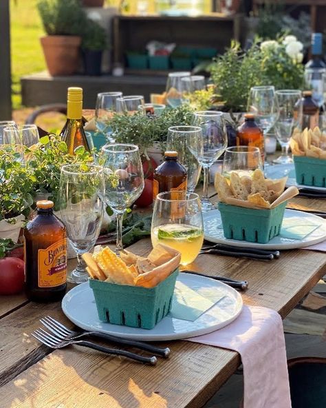 Al Fresco Soirées: Make the Most of Your Outdoor Entertaining - The Scout Guide Fresco, Summer Alfresco Dinner Party, Al Fresco Dining Aesthetic, Al Fresco Party, Backyard Summer Dinner Party, Mismatched Place Settings, Dinner Party In The Woods, Outdoor Dinner Aesthetic, Dinner Al Fresco