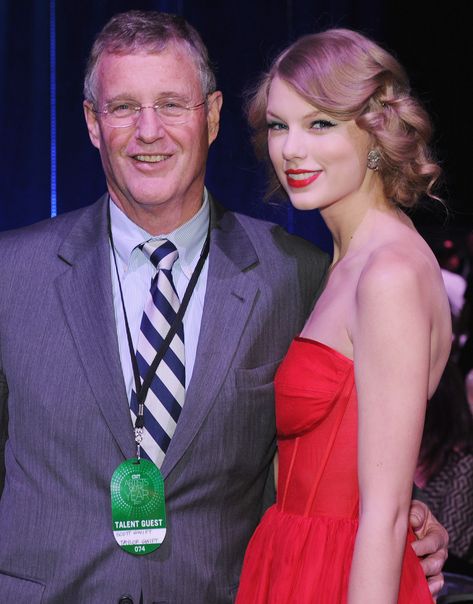 Why Taylor Swift's 'Terrified' Father Opposed Her Taking a Political Stance Taylor Swift Parents, Scott Swift, Jason Bateman, All About Taylor Swift, Celebrity Kids, Celebrity Moms, Girl Meets World, Celebrity Dads, Celebrity Babies