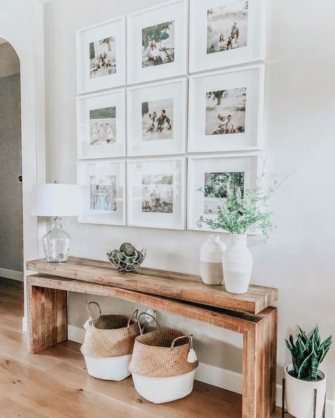 Gorgeous white gallery wall, baskets, wooden floor, plants, liberate your space Farmhouse Hallway Decor, Ingangs Decor, Vstupná Hala, Hal Decor, Interior Boho, Foyer Design, Hallway Decorating, Design Living Room, Design Living