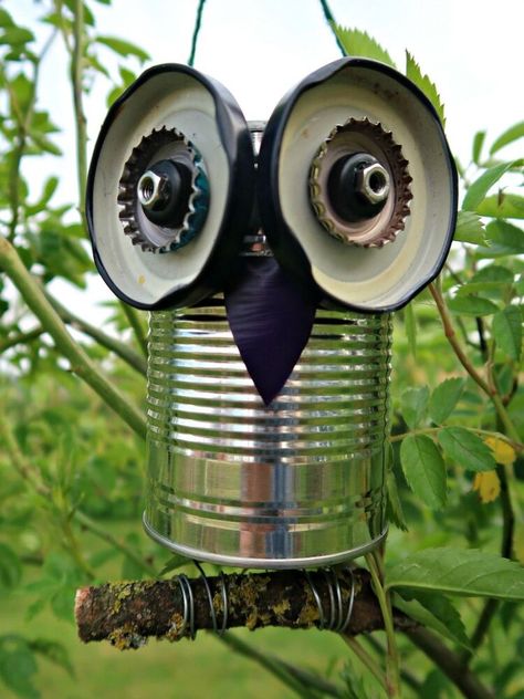 We turn metal trash into a cute tin can owl that can be hung in your garden or used as cute windowsill planters in this easy to follow tutorial.And if owls aren’t your thing, you can easily adapt this fun tin can craft to make up an imaginary creature or robot. What you need to make a recycled tin can owl      Empty tin cans with their labels removed.  Metal household scrap. We used bottle tops, washers, nuts and used coffee pods.  Wire  Stick to make a perch  Glue suitable for stickin… Lawn Art Garden Decorations, Tin Can Yard Art Ideas, Tin Can Garden Ideas, Recycled Tin Cans, Tin Can Art, Aluminum Can Crafts, Recycled Art Projects, Tin Can Crafts, Outdoor Crafts