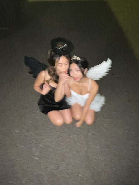 Dark Angel Halloween Ideas, Halloween Costumes Duo Not Basic, Black And White Angles Costumes, Halloween Fits Duo, Duo Outfits For Halloween, Women’s Ghost Costume Ideas, Halloween Costume Duos Friends, Matching Friends Costume, Halloween Ideas For Two People