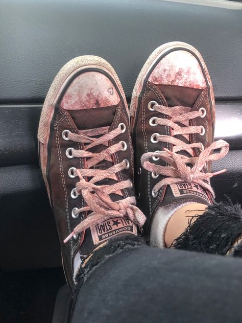 bloody converse grunge alternative distressed shoes emo core Brandenburg, Apocalypse Converse, Decorated Converse Grunge, Loser Core Aesthetic, Emo Core Aesthetic, Grunge Names, Emo Converse, Loser Core Outfits, Distressed Converse