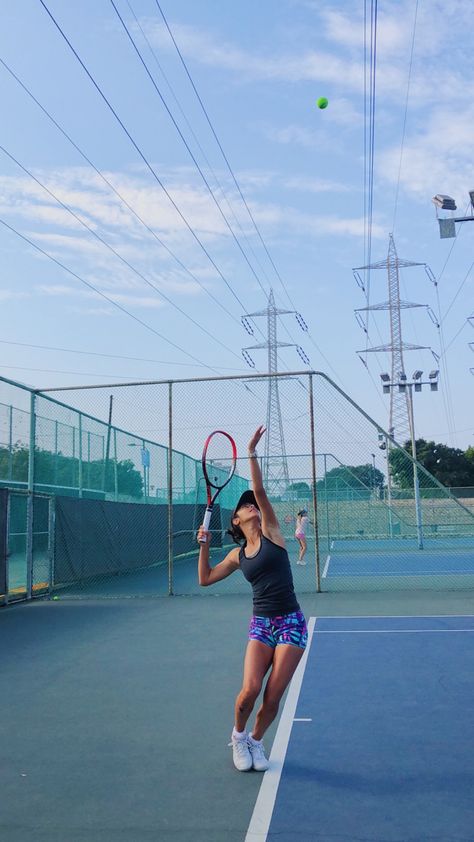 Tennis Girl Aesthetic, Mode Tennis, Tennis Court Photoshoot, Tennis Photoshoot, Tennis Lifestyle, College Tennis, Tennis Photography, Aesthetic Workout, Tennis Pictures