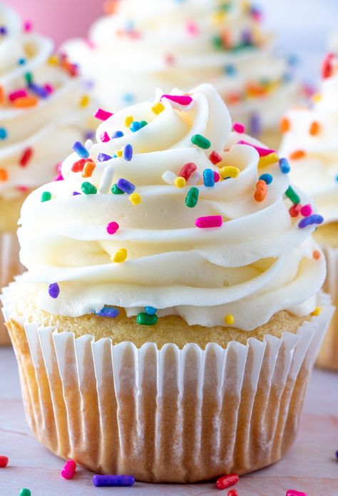 Whipped Buttercream Frosting, Whipped Buttercream, Sprinkles Cupcakes, Cupcakes Vanilla, Cupcake Pictures, Vanilla Cupcake Recipe, Easy Cupcake Recipes, Online Cake Delivery, Vanilla Recipes