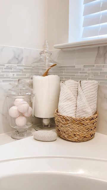 Apothecary Jars Bathroom Decor, Built In Tub Decor, Corner Jet Tub Decor Ideas, Bath Tub Organizer, Bath Styling Ideas, Around The Bathtub Decor Ideas, Master Tub Decor Ideas, Bathroom Shelf Decor Over Tub, Bath Ledge Decor