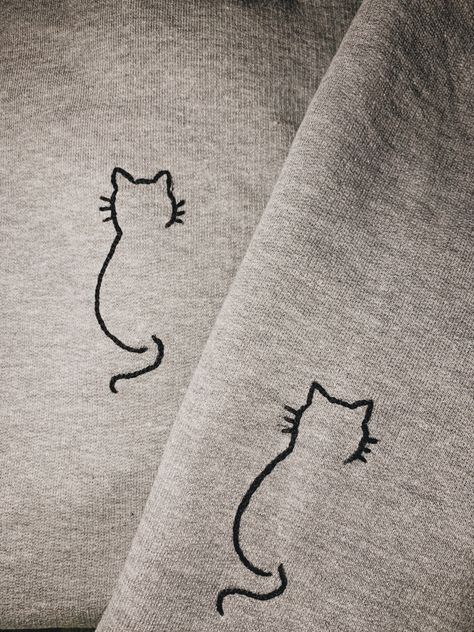 Embroidered Cat Sweatshirt, Cat Pocket Embroidery, Embroidered Cats Embroidery Designs, Dog Hand Embroidery Patterns, Embroidery Ideas For Sweatshirts, Small Cat Embroidery, Easy Cat Embroidery, Cat Embroidery Ideas, Cat Tshirt Design Ideas