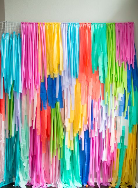 DIY Pinata Fringe Photo Backdrop Fringe Photo Backdrop, How To Make A Piñata, Pinata Diy, Anniversaire Diy, Diy Photo Backdrop, Diy Pinata, Diy Decoracion, Fringe Backdrops, Diy Backdrop