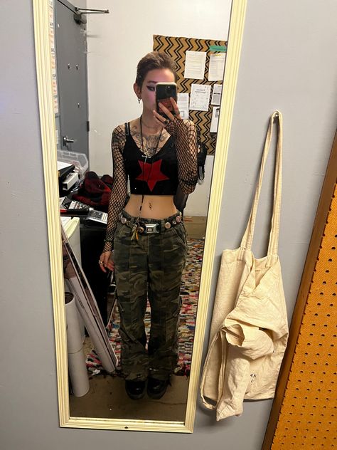 #punk #goth #grunge #ootd #outfits #alternativegirl #alt Concert Grunge Outfit, Grunge Punk Outfits 90s, Emo Earthy Outfits, Emo Punk Outfits Women, Punk Gym Outfit, Metal Inspired Outfit, Greyday Concert Outfit, Punk Going Out Outfits, Punk Band Outfits