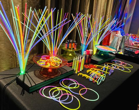 Coachella Homecoming Theme, 2000s Party Ideas Decoration Men, Birthday Ideas 15, Disco Bach Party, At Home Birthday Party Ideas, Galaxy Themed Party, Summer Backyard Party Decorations, 90’s Theme Party, Cooper Aesthetic