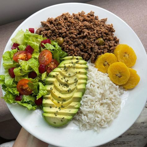 Healthy food Rubí on Instagram: “Mi almuerzo saludable de hoy fue: Carne molida Arroz 4 rueditas de plátano maduro hervido Aguacate Ensalada verde (lechuga, tomate y…” Healthy Lunch Snacks, Healthy Food Dishes, Healthy Food Inspiration, Easy Healthy Meal Prep, Makanan Diet, Healthy Food Motivation, Healthy Lifestyle Food, Health Dinner Recipes, Food Goals