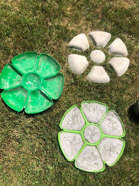 Flower Stepping Stones, Garden Stepping Stones Diy, Brick Crafts, Stepping Stones Diy, Garden Stepping Stones, Garden Decor Projects, Garden Art Sculptures Diy, Outdoor Crafts, Stones Diy