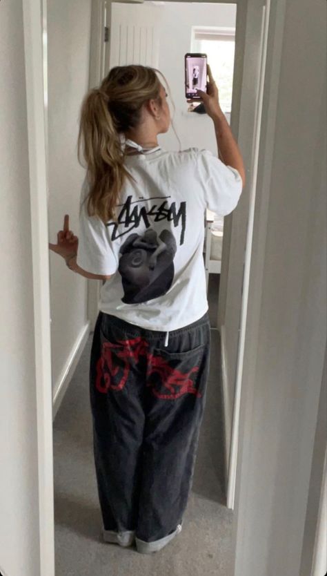 stussy streetwear outfit outfitspo Stussy Tee, Alledaagse Outfits, Populaire Outfits, Neue Outfits, Foto Casual, Mode Ootd, Looks Street Style, Swaggy Outfits, Cute Everyday Outfits