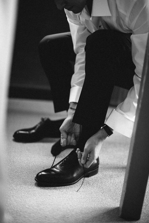 Groom Photoshoot Getting Ready, Pre Wedding Photoshoot Groomsmen, Men’s Wedding Detail Photos, Wedding Inspo Groom, Grooms Morning Of Wedding, Groom Detail Shots Picture Ideas, Photos Of Groom Getting Ready, Men’s Getting Ready Photos, Groom Wedding Photo Ideas