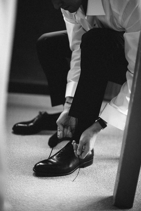 Groom Photoshoot Getting Ready, Pre Wedding Photoshoot Groomsmen, Men’s Wedding Detail Photos, Wedding Inspo Groom, Grooms Morning Of Wedding, Wedding Photos Groom Getting Ready, Photos Of Groom Getting Ready, Men’s Getting Ready Photos, Men Wedding Photoshoot