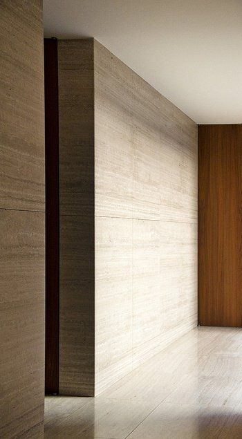 Simple yet beautiful wall and floor decoration in Italian travertine Travertine Walls Interior, Living Room With Travertine Floors, Travertine Feature Wall, Travatine Floor, Travertine And Wood Floors, Travertine Hallway, Travertine Tv Wall, Travertine Building, Travertine Foyer