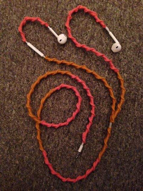 Headphones Wrap. Less Tangle and just Beautiful! There are tons of DIY tutorials on YouTube:) Yarn Headphones, Wired Headphones Decorate, Headphones Wrap, Wrap Headphones, Wrapped Headphones, Headphones Diy, Knitting Sweaters Diy, Headphone Wrap, Diy Headphones