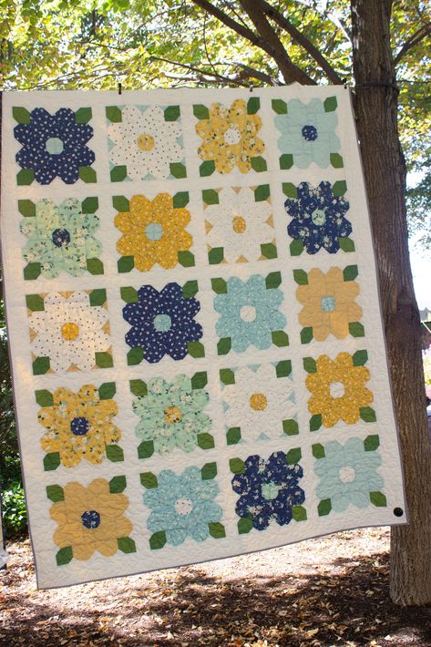 Patchwork, Large Floral Print Quilts, Modern Quilt Designs Inspiration, Girly Quilt Patterns, Quilt Patterns For Large Print Fabrics, Free Flower Quilt Block Patterns, Quilt Designs Patterns, Bee Quilts Ideas, Quick Quilting Projects