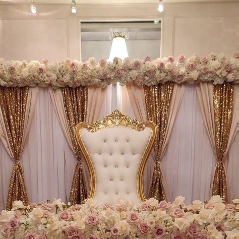 Champagne Pink Decorations, Quince Front Table, Quince Decorations Champagne Pink, Main Table Birthday Decoration, Champagne Gold Quince Theme, Sweet 15 Main Table Decorations, Quinceanera Table Decorations Pink, Pink Quince Main Table, Court Table Sweet 16