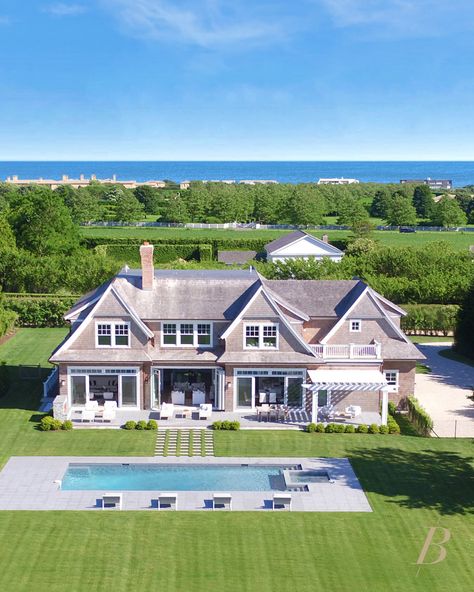 Hamptons House Floor Plan, National Anthem Aesthetic, Blue Lana Del Rey, Hamptons Beach Houses, Summer House Exterior, Hamptons Home Exterior, Lana Del Rey National Anthem, Preppy Room Ideas, Hamptons Architecture