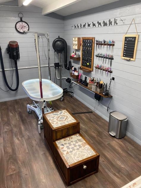 Dog Groomer Set Up, Dog Grooming Parlour Ideas, Dog Groomer Home Salon, Dog Grooming Tool Organization Ideas, Home Pet Grooming Salon, Grooming Dogs Salon Design, Pet Groomer Salon, Mobile Dog Grooming Trailer Ideas, Dog Grooming Storage Ideas