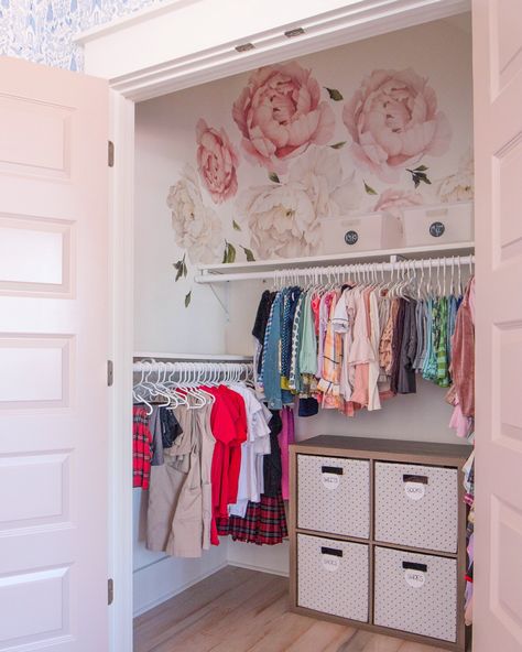 It’s all about the details 💕... Girls Closet Organization, Girls Room Organization, Toddler Closet, Wallpaper Fofos, Closet Hacks Organizing, Big Girl Bedrooms, Kids Closet Organization, Toddler Girl Room, Wallpaper Disney