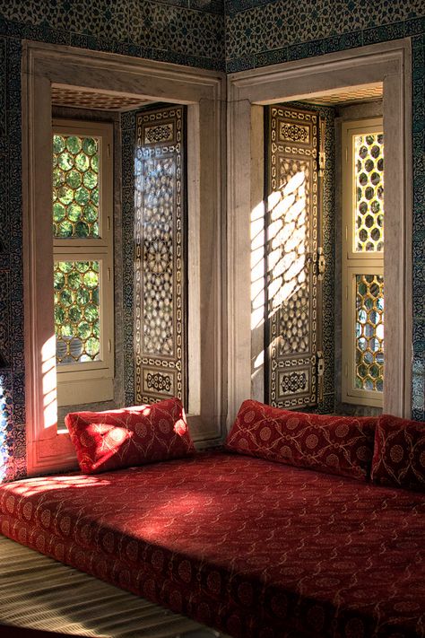 A luxurious reading room, one of Calli's favorite spots in the Topkapi Palace in #Istanbul #Turkey Islamic Architecture, Topkapi Palace, Latest Interior Design Trends, Moroccan Interiors, التصميم الخارجي للمنزل, Hus Inspiration, घर की सजावट, Dream House Decor, Dream Home Design