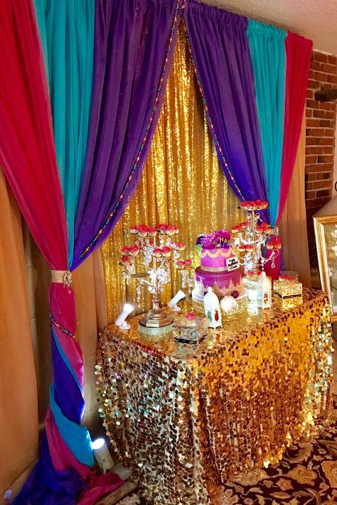 Bollywood Party Decorations, Arabian Nights Prom, Arabian Nights Theme Party, Moroccan Theme Party, Diy Eid Decorations, Arabian Party, Arabian Nights Theme, Princess Jasmine Birthday Party, Arabian Nights Party