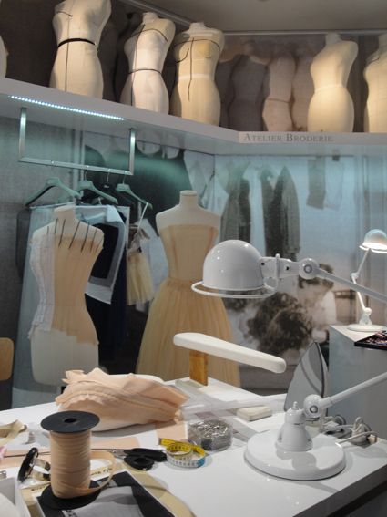 Fashion Workspace, Parsons Fashion, Fashion Manufacturing, Sewing Aesthetic, House Of Dior, Fashion Dream Job, Fashion Designer Studio, Avenue Montaigne, Textil Design