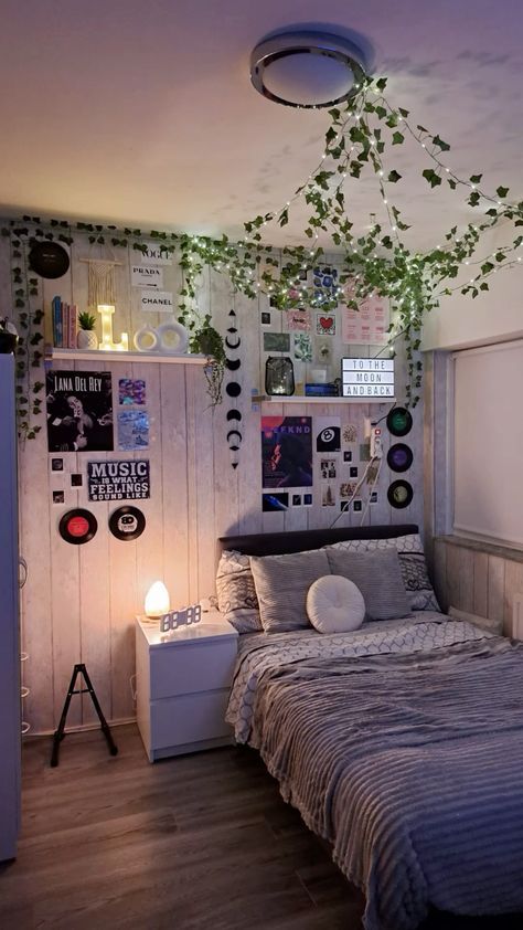 Deco Bedroom Ideas Aesthetic, Cute Room With Vines, Bedroom Ideas Leaves, Room With Bed In Closet, Vines Room Decor Ideas, Vines For Room Decor, Aesthetic Bedroom Wall Ideas, Room Poster Decor Ideas, Bedroom Decor With Vines