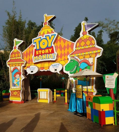 Hollywood Studios Disney World, Kids Festival, Toy Story Party Decorations, Toy Story Land, Fair Theme, Stationery Illustration, Event Entrance, Tema Disney, Popular Photo