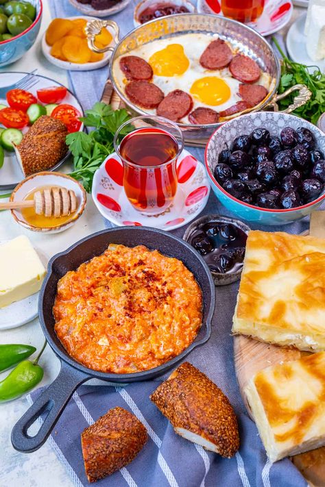 Turkey Traditional Food, Breakfast In Turkey, Traditional Turkish Breakfast, Turkish Recipes Traditional Breakfast, Turkish Table Setting, Turkish Breakfast Aesthetic, Turkish Food Aethstetic, Turkish Breakfast Traditional, Breakfast Arabic