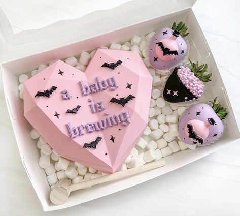 Cake Pops, Halloween Chocolate Covered Strawberries, Strawberry Halloween, Chocolate Covered Desserts, Strawberry Sweets, Chocolate Pinata, Cake Summer, Breakable Heart, Pink Snacks