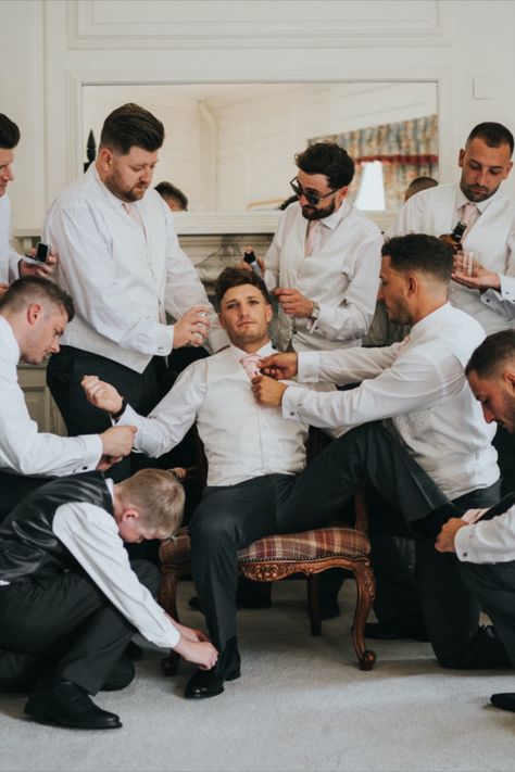 Wedding Party Photos Groomsmen, Wedding Poses Funny, Funny Bridal Party Photos, Wedding Photos With Maid Of Honor, Wedding Photos Ideas For Photographers, Wedding Day Photos Must Have Getting Ready, Vineyard Wedding Pictures, Bride First Look With Groomsmen, Funny Wedding Photo Ideas