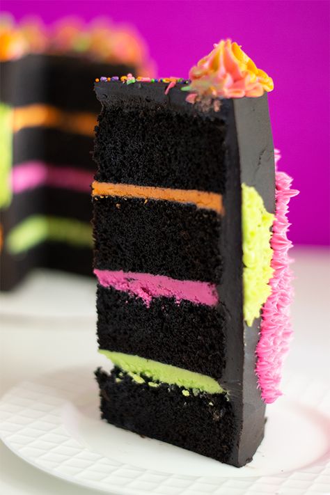 Glow Theme Party Cake, Neon Glow Birthday Cakes, Black And Neon Cake, Black Light Cake Ideas, Festival Themed Cake, Neon Birthday Party Cake, Neon Glow Cake, Neon Cake Ideas, Music Cake Ideas