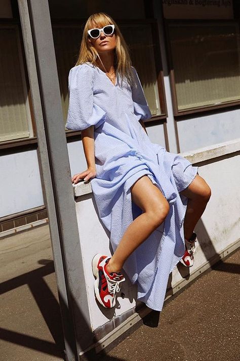 Prarie Dress, Mode Dope, Dress With Converse, Dress And Sneakers Outfit, Trainers Outfit, Ganni Dress, Haute Couture Gowns, Skirt And Sneakers, Boyfriend Jean