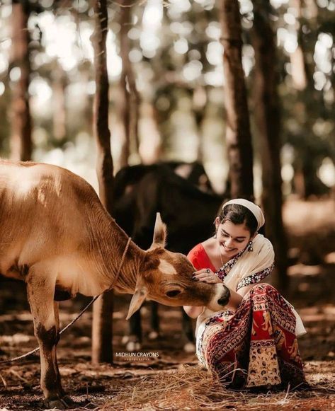 Kerala Village Photography, Village Woman Photography, D Letter Images, Indian Lady, Kerala Backwaters, Village Photo, Cow Photography, Durga Ji, Girly Frame