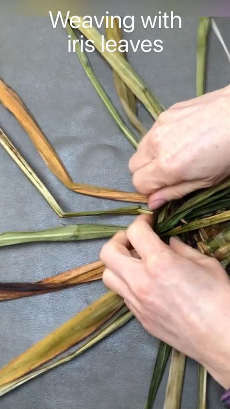 Weaving Basket, Christmas Ornaments Patterns, Basket Weaving Diy, Fabric Christmas Ornaments Diy, Basket Weaving Patterns, Folded Fabric Ornaments, Willow Weaving, Christmas Ornaments Diy, Pine Needle Baskets