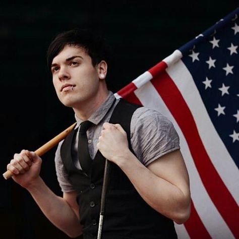 The american flag has never been so beautiful. Cody Carson Wallpaper, Cody Carson, Hipster Baby Names, Off Band, Punk Boy, Bad Songs, Set It Off, Emo Stuff, Band Geek