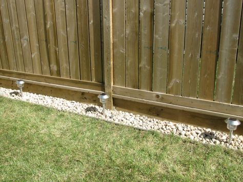 How-to rock border along the fence Yard Edging, Rock Border, Landscaping Along Fence, Garden Vines, Landscape Edging, Fence Landscaping, Backyard Fences, Backyard Makeover, Backyard Projects