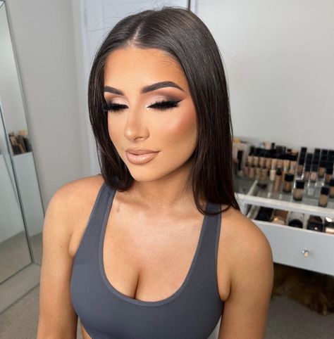 From doing her dance comp makeup when she was 16 .. now she’s 18 and all grown up 🥺 Big shout out to @laura.m.wallace and her mumma for… | Instagram Dance Comp Makeup, Comp Makeup, Glam Bride Makeup, Elegantes Makeup, Sultry Makeup, Ball Makeup, Woman Images, Dance Comp, Pic Beautiful