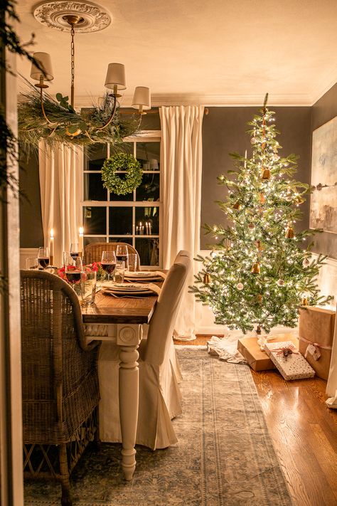 Christmas Tree Decor Ideas Without Ornaments, Cozy Modern Dining Room, Dining Room Christmas Decor, Outside Christmas Decorations, Christmas Dining Room, Classy Christmas, Christmas Dining, Christmas Night, Thanksgiving Decor