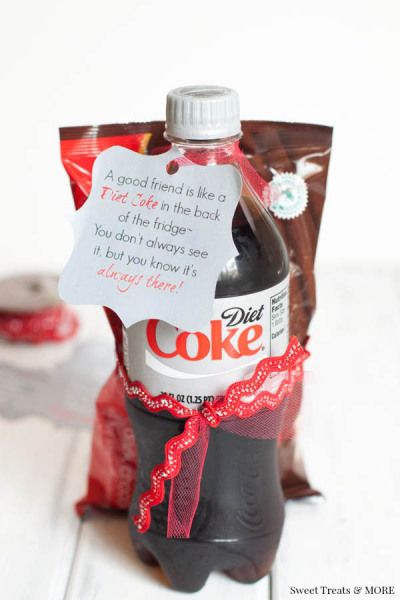 10 gifts under $5. For birthdays, Christmas, or just because. Includes free printables! -TheGraciousWife.com Diet Coke Christmas Gift, Diet Coke Gifts Ideas, Coke Christmas Gift Ideas, Coke Party Ideas, Diet Coke Party, Diet Coke Gift Ideas, Diet Coke Gift, Coke Gifts, Birthday Celebration Quotes