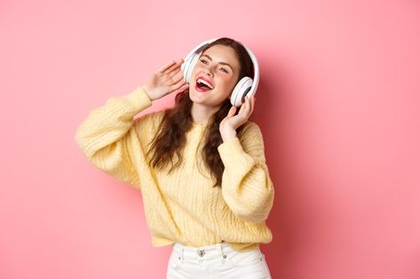 Song Listening, Singing Aesthetic, Girl Singing, Woman Singing, Girl With Headphones, Photo Music, Music Playlists, Ideas Fotos, Human Reference