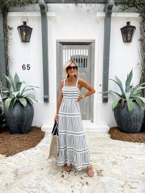 15 Outfit Ideas for Your Next Beach Vacation - Loverly Grey Resort Casual Attire Women, Resort Dinner Outfit, Resort Outfit Ideas, Key West Outfits, Beach Outfits Women Vacation, Hamptons Outfit, Loverly Grey, Resort Casual, Vacation Dresses Beach